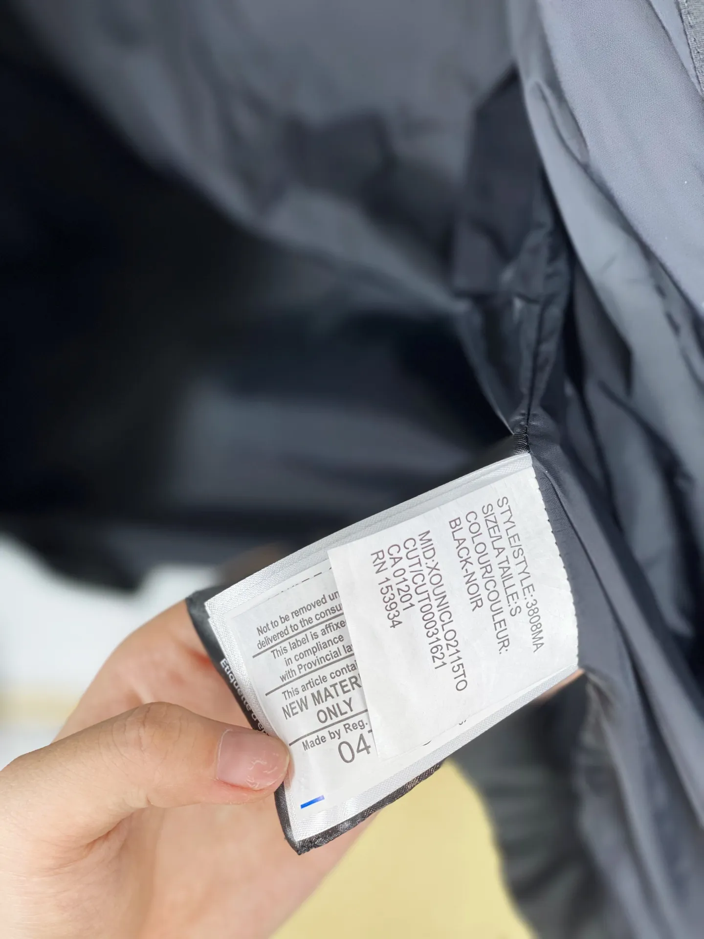 P820 Canada goose/Canada Goose Wyndham 388M 29 parka down jackets, genuine original version, you need to compare with the genuine product at any time, all accessories are customized from the original factory 💯The softness and hardness of the fabric are compared with the genuine ones, and they can be restored by kneading at will (fabric misunderstanding: fabrics that are not high hardness are waterproof. Only when you buy the latest genuine version this year will you notice the softness and comfort of the fabric) 💯Authentic white duck down is synchronized with the down Fluffy and not clumping, filled with electronically controlled down filling machine. 💯Customized zippers with authentic YKK military-grade copper core zipper pulls. High hardness and no jamming. 💯The fur collar is purchased from Western Canada coyote skin and is customized. Zipper cord, pocket label, back label, collar velvet, velcro fasteners, cuffs, all details are updated simultaneously with the original version, the best version, the most complete color matching, the fighter in the world 29, battle various worldly goods, size: XS-XXL (size chart attached below), color: as shown below